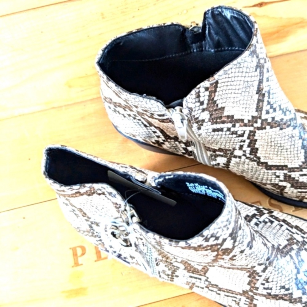 Arizona Jean Company Snake Print Ankle Booties Size 9.5M Cream Gray Side Zipper - Picture 3 of 9